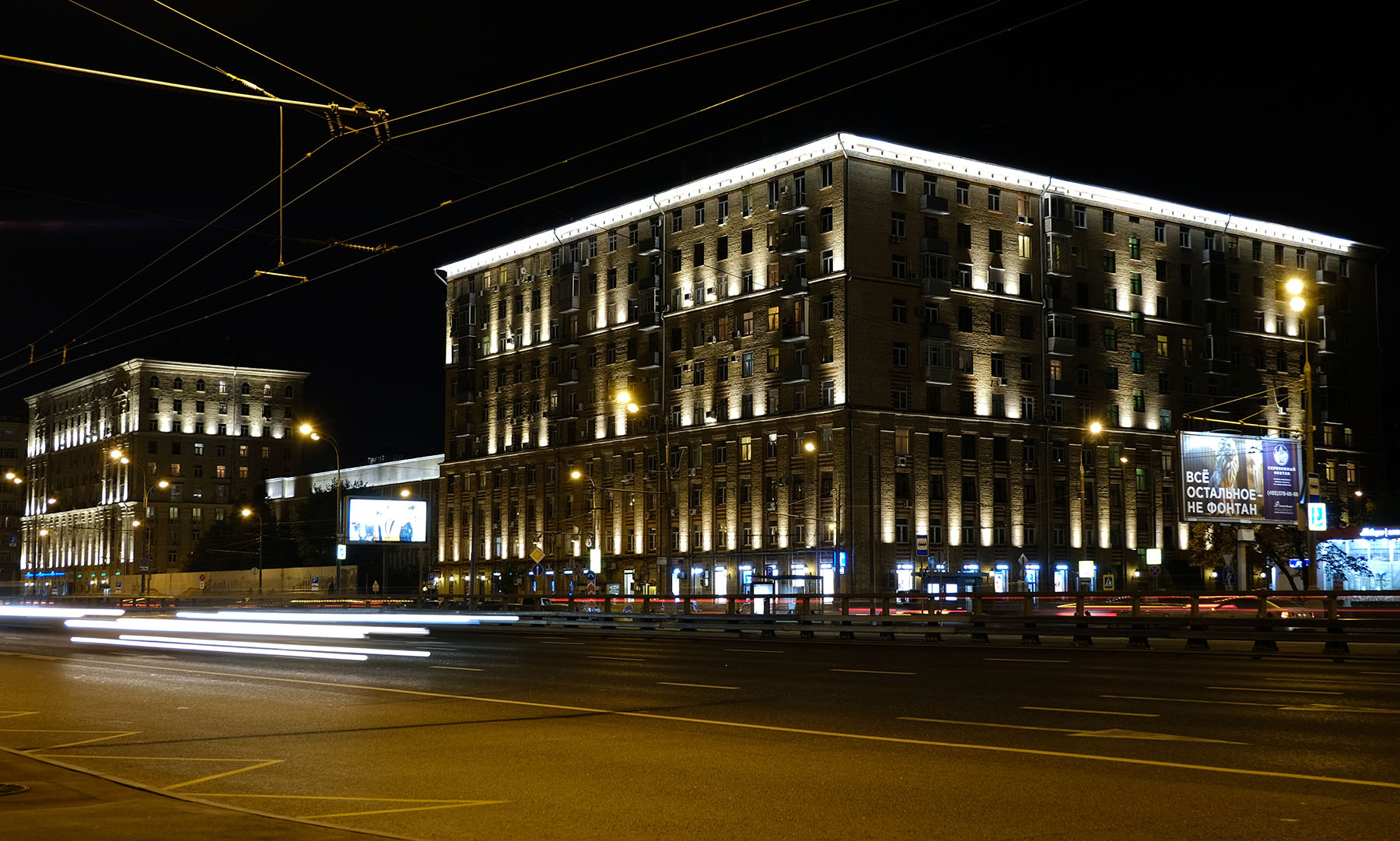 Освещение москвы. Проспект мира 89. Петровка 38 Москва ночью. Петровка 38 вечером здание. Здание вечером.